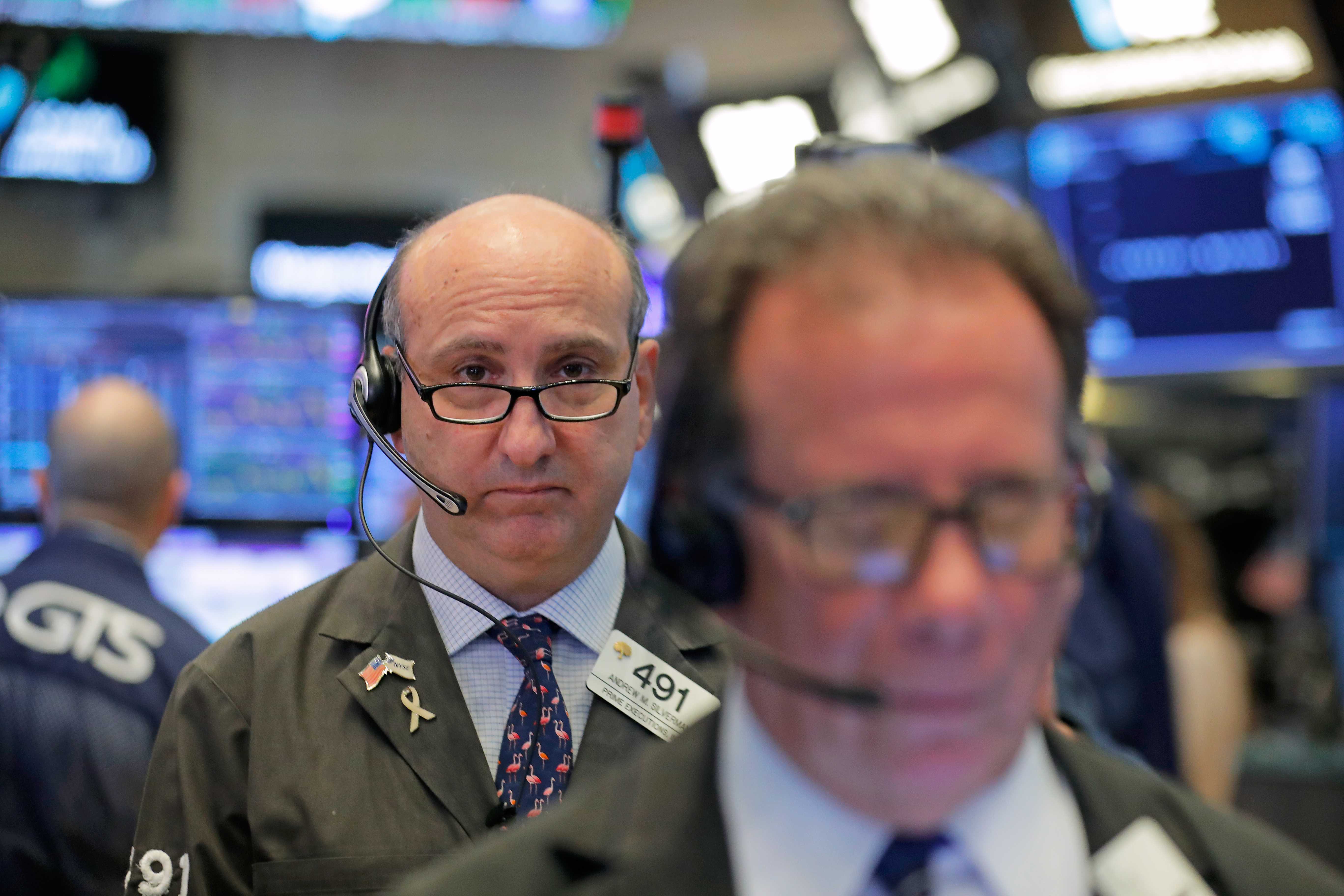 Wall Street opera con ganancias, recupera pérdidas semanales