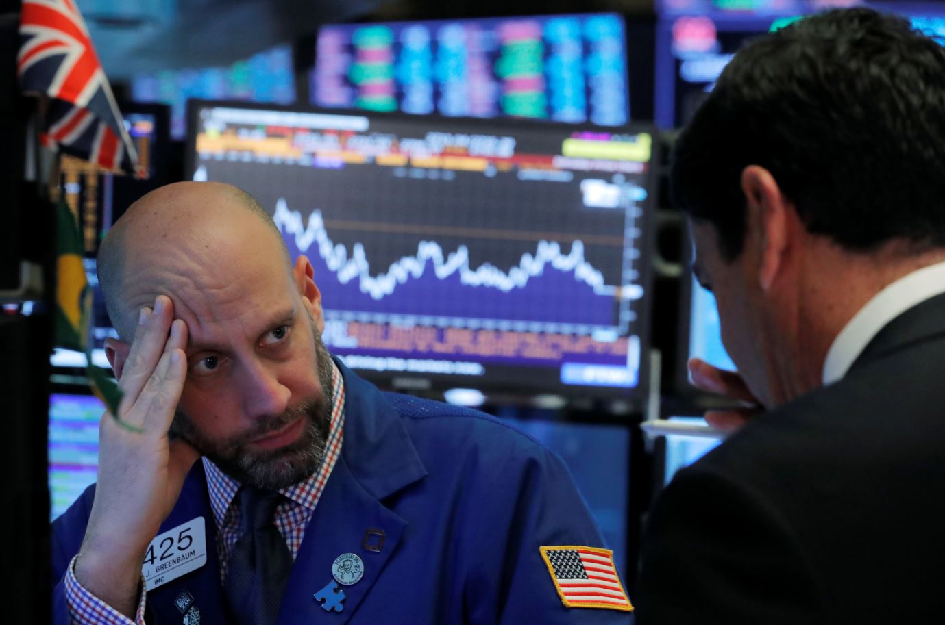 Wall Street opera en rojo, Dow Jones cae 440 puntos