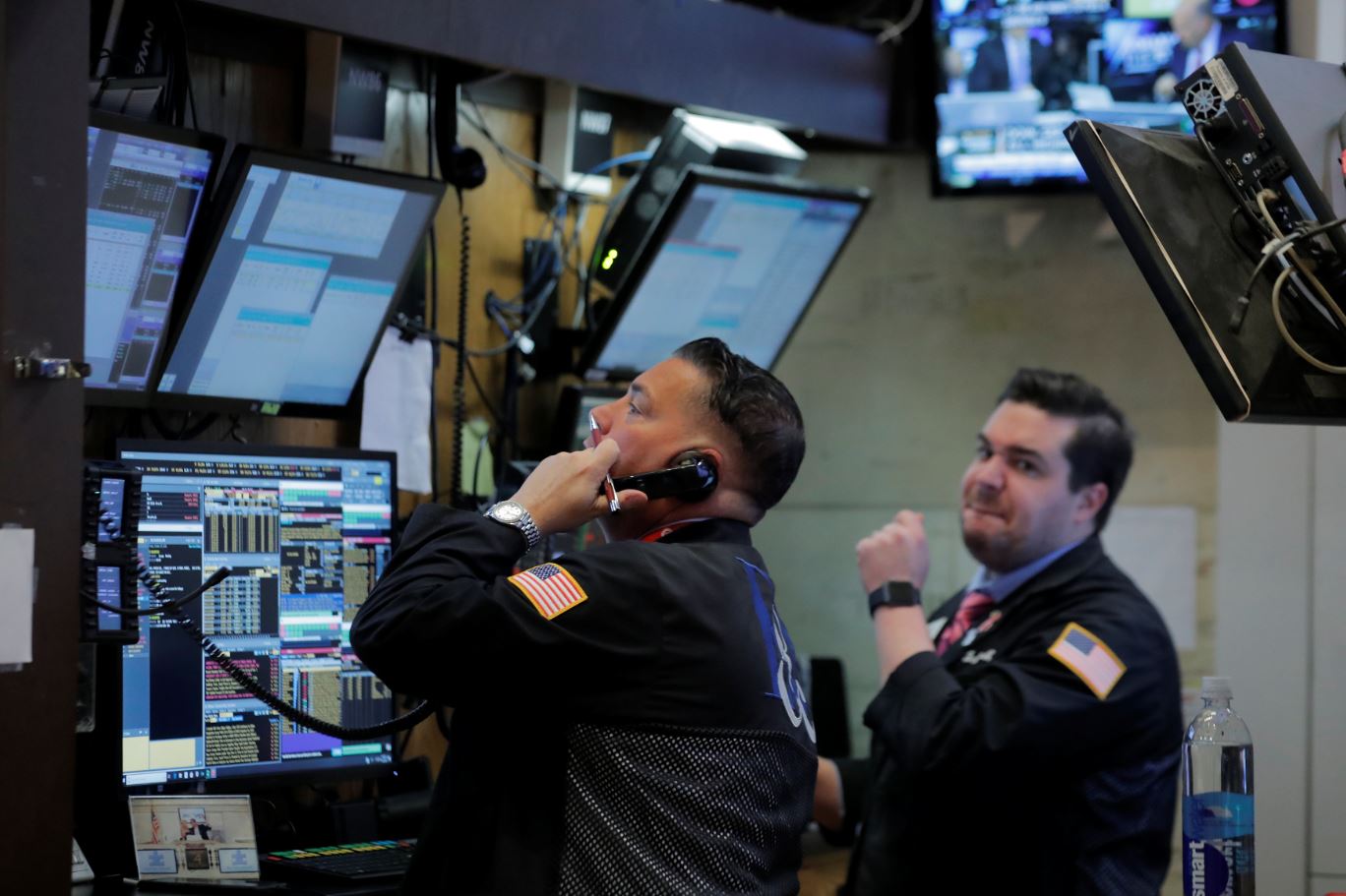 Wall Street recupera fuerte caída del jueves, atenta a guerra comercial
