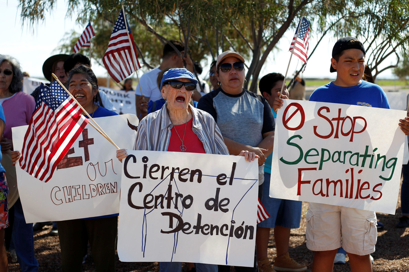 Activistas protestan por separación de familias migrantes en Texas