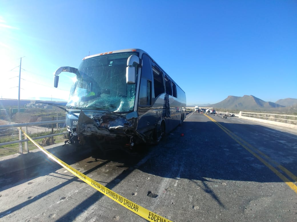 Una familia muere luego de estrellar auto contra autobús en Saltillo