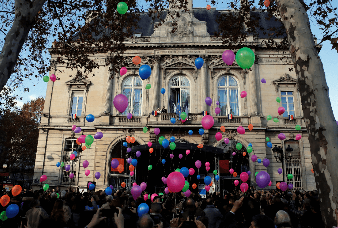 130 globos fueron lanzados en recuerdo de las víctimas en Francia. (AP) 