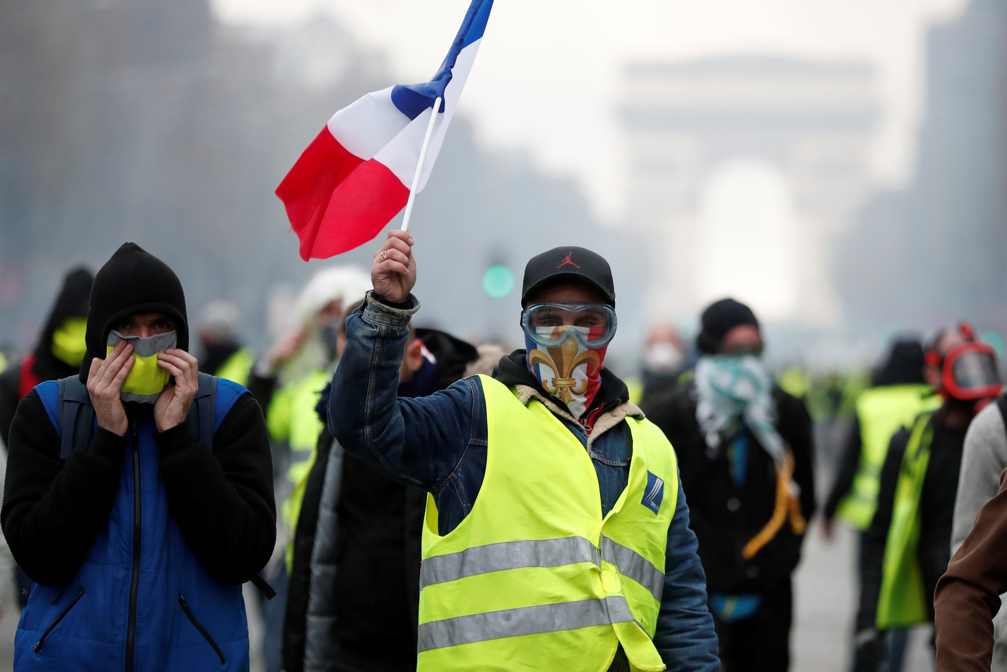 le pen reitera su apoyo chalecos amarillos disturbios en paris