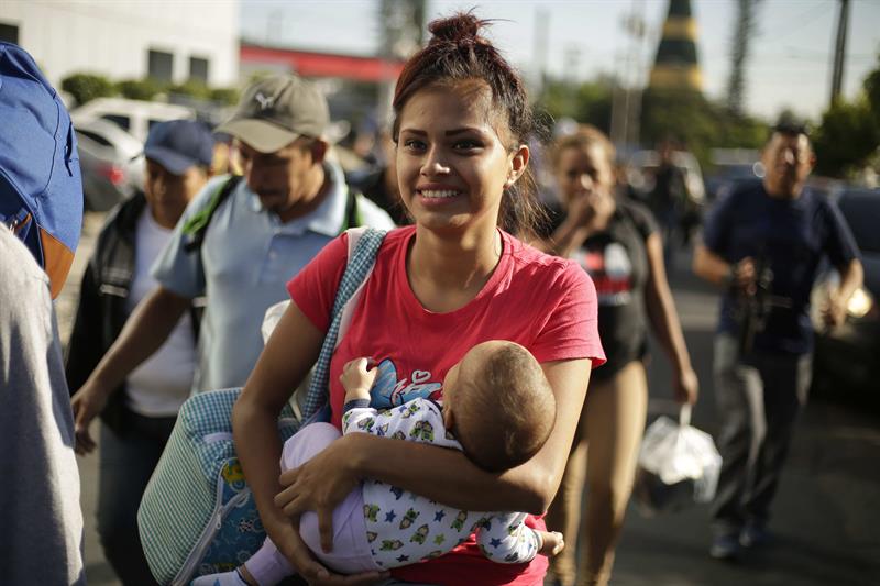 mujeres el salvador se unen caravana migrante huir de pandillas