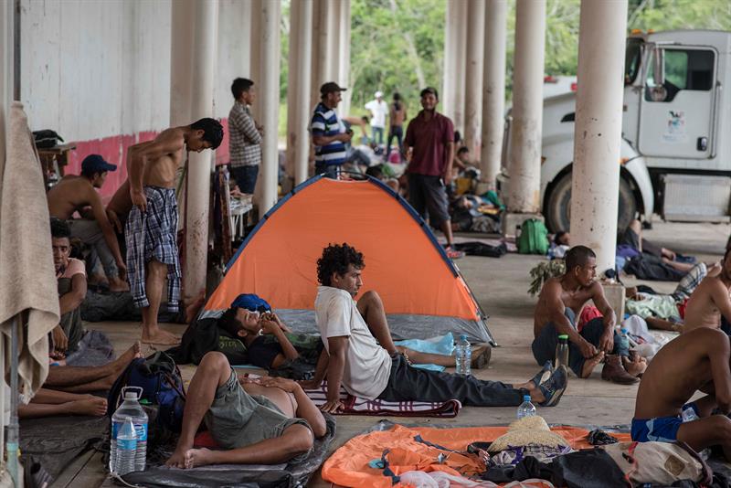 Caravana migrante de salvadoreños retrasa salida en Chiapas