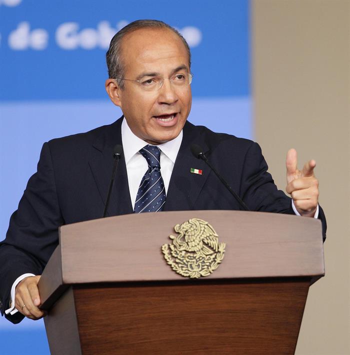 Felipe Calderón renuncia al PAN
