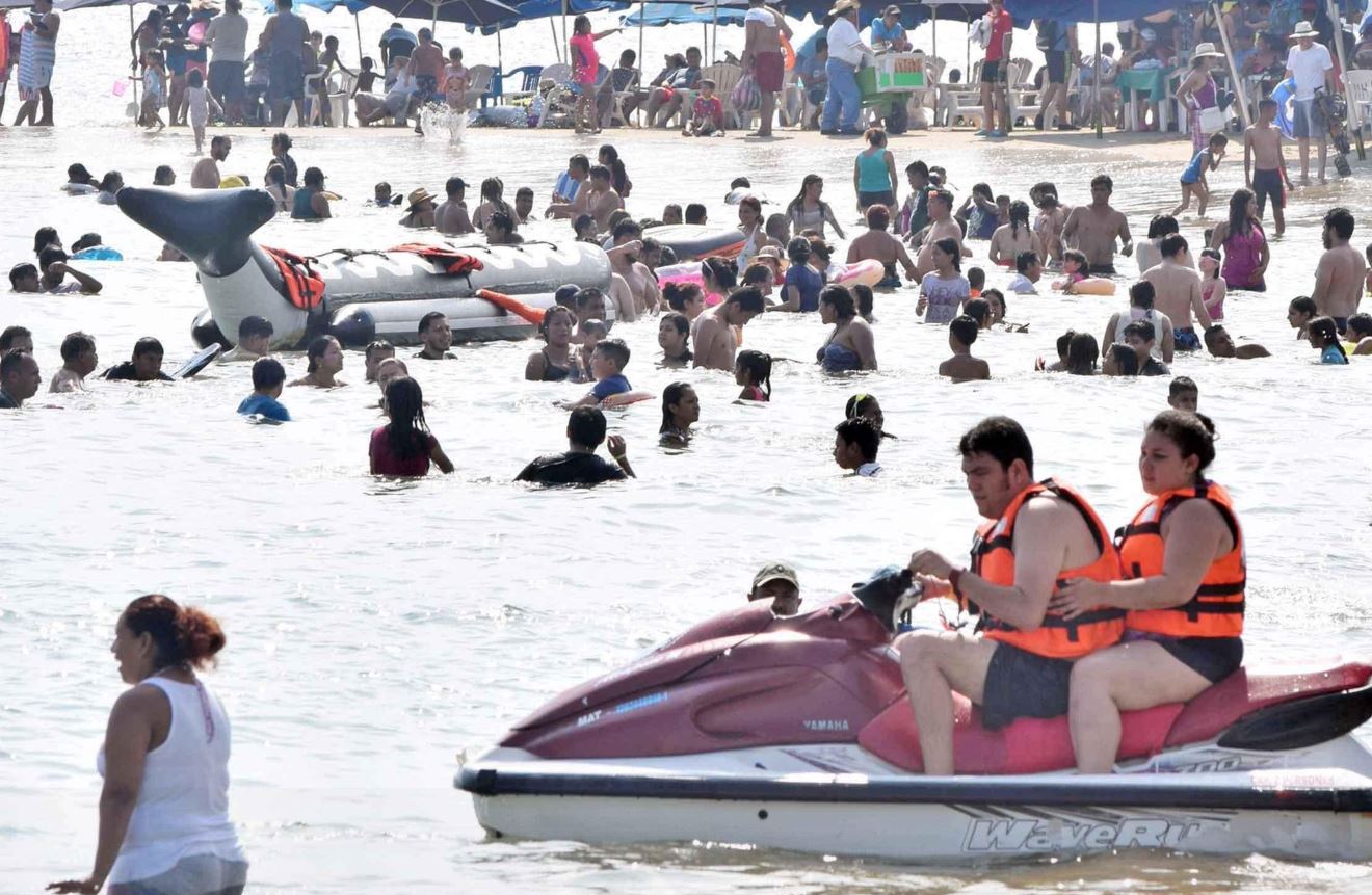 Capitalinos disfrutan de playas de Acapulco durante puente