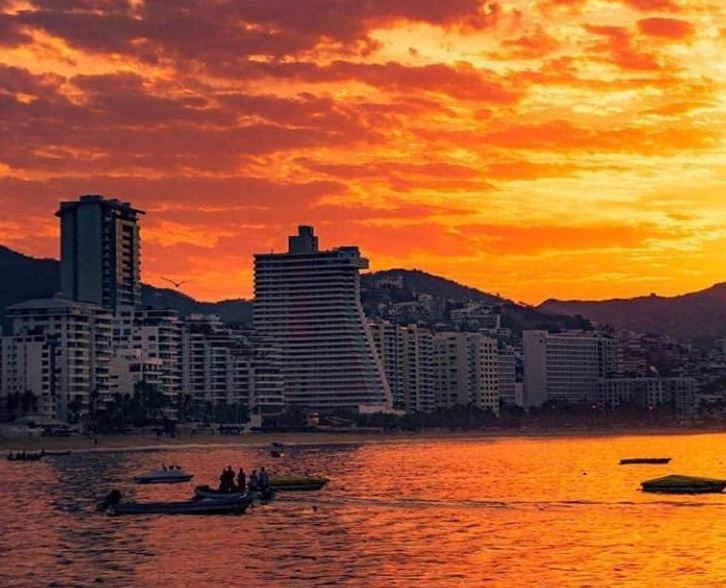 Turistas disfrutan de altas temperaturas en Acapulco
