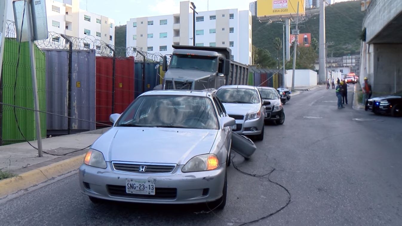 Camión impacta autos tras quedarse sin frenos en Monterrey