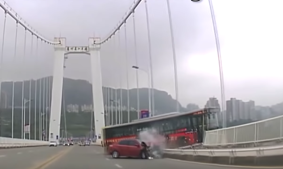 VIDEO: Pelea entre chofer y pasajera provoca que autobús caiga de un puente