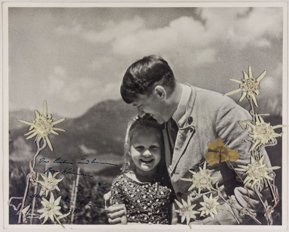 Subastan foto de Hitler abrazando niña de ascendencia judía