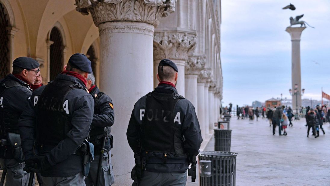 Agentes de la policía de Venecia, Italia, vigilan una de sus principales plazas