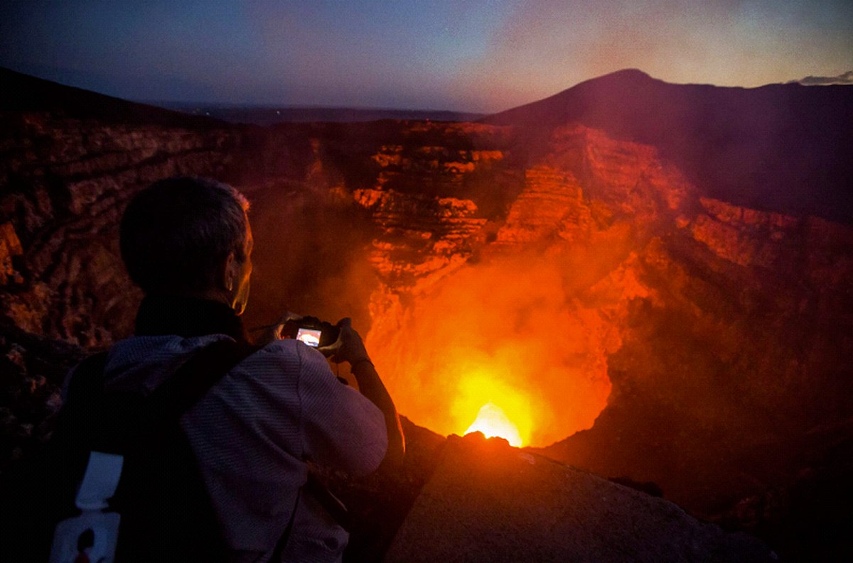 Al interior del cráter del Volcán Masaya se puede observar la lava y el material incandescente (AP Images)