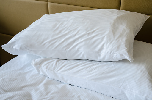 Algunos especialistas recomiendan hasta dos ciclos de lavado para las almohadas, con el fin de remover incluso los restos del detergente (GettyImages)