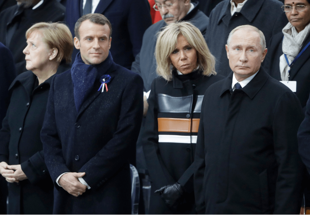 Angela Merkel, Emmanuel Macron, Brigitte Macron y Vladimir Putin. (AP) 