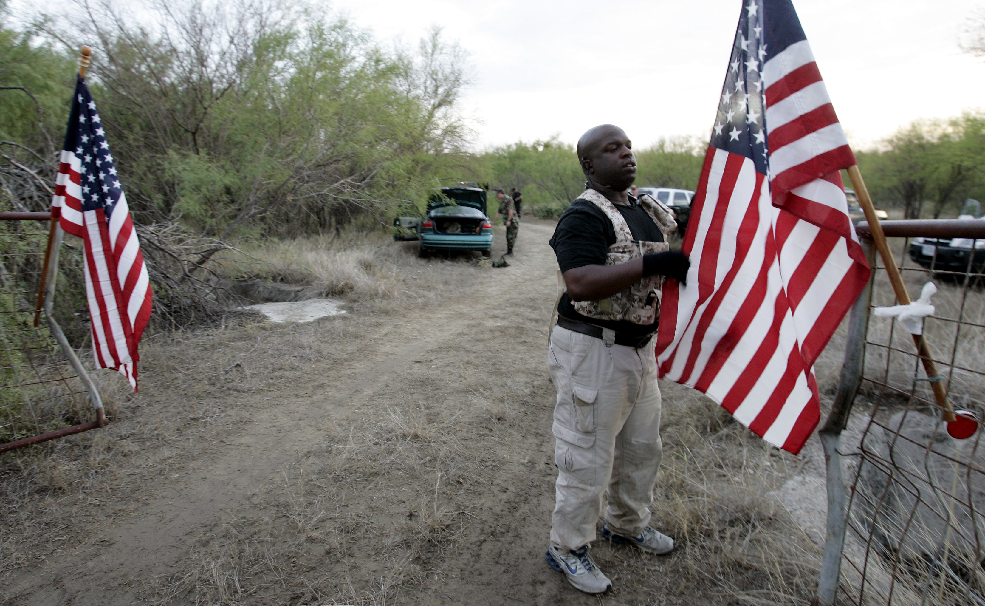 Grupos antiinmigrantes vigilan la frontera de Estados Unidos ante arribo de caravanas
