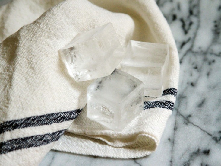 Aplica el hielo cubriéndolo con una toalla o paño de algodón limpio para evitar quemaduras o resequedad (BHillsMD)