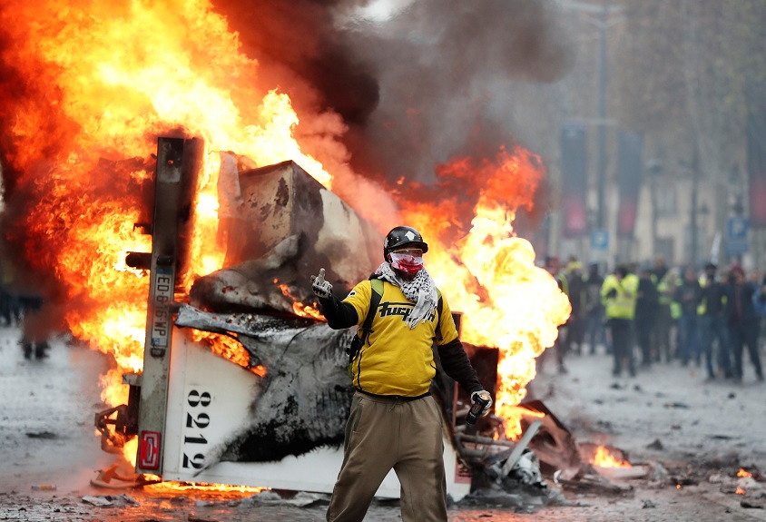Enfrentamientos y detenidos durante protestas por alza de gasolina en París, Francia