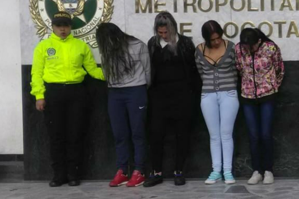 Arrestadas, las cuatro mujeres que escondían droga en sus partes íntimas para ingresarla al penal aparecen en esta fotografía del diario El Espectador (El Espectador)