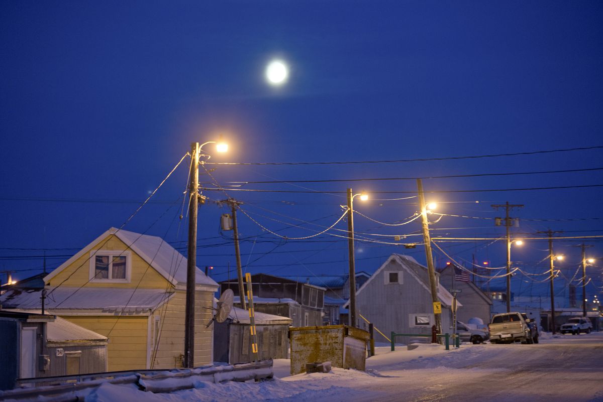 Así se ven algunas de las casas de Utquiagvik durante la noche polar de 2017 (ADN)