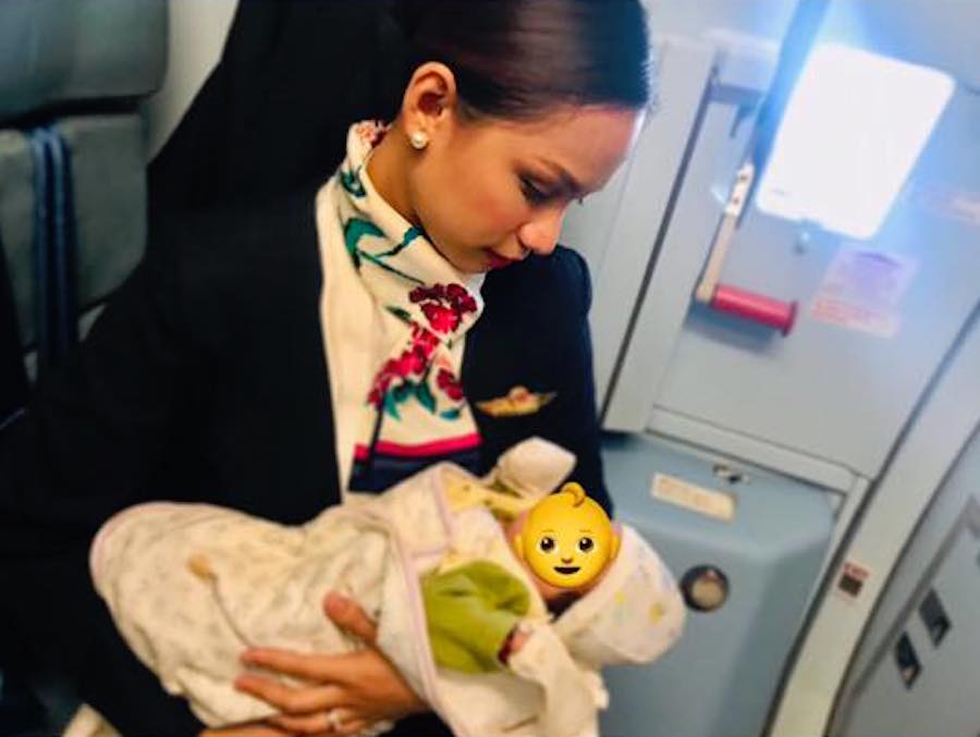Asistente vuelo amamanta bebé hambriento pasajera