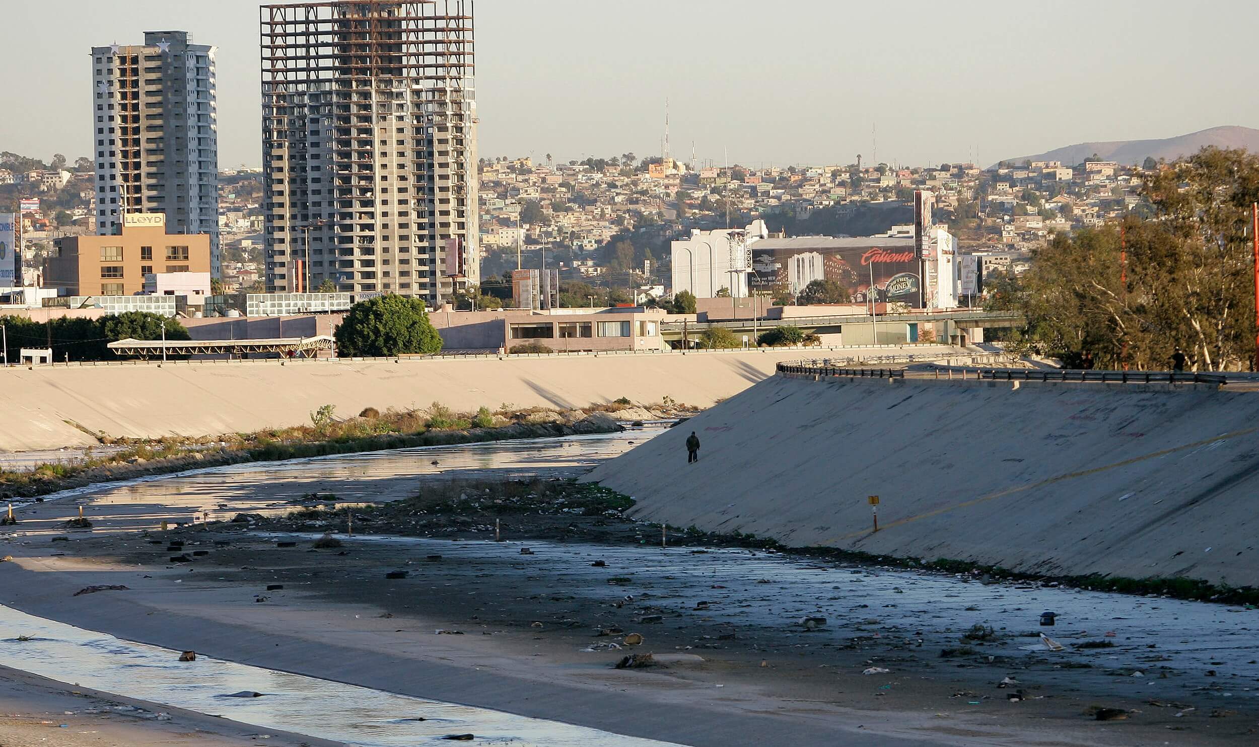 Autoridades de Estados Unidos cierran cauce del río Tijuana
