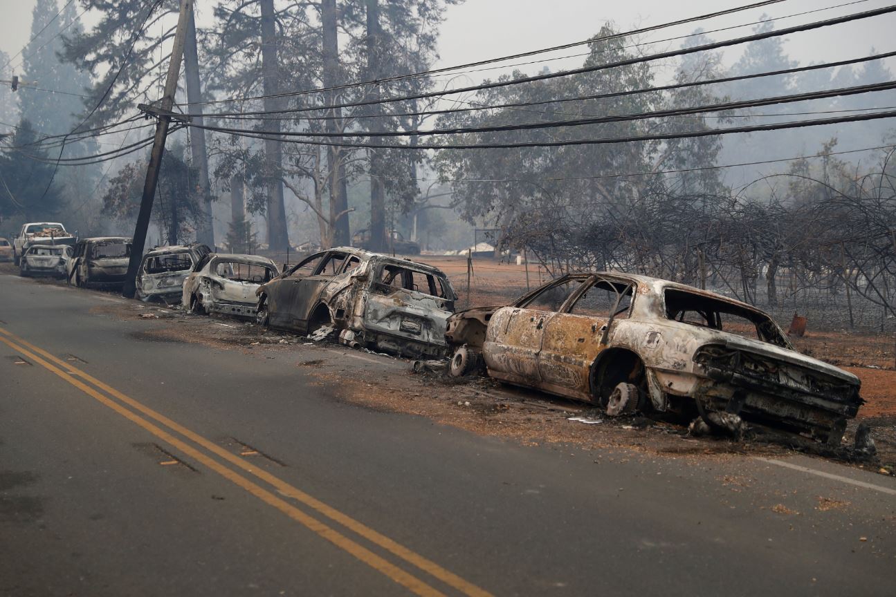 Autos incendiados yacen a un lado de la carretera de Skyway durante el incendio en Paradise, California (Reuters)
