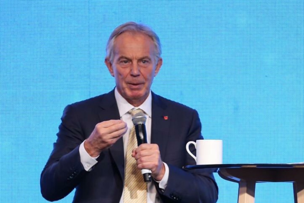Tony Blair visita México y asegura que las consultas populares no son buenas