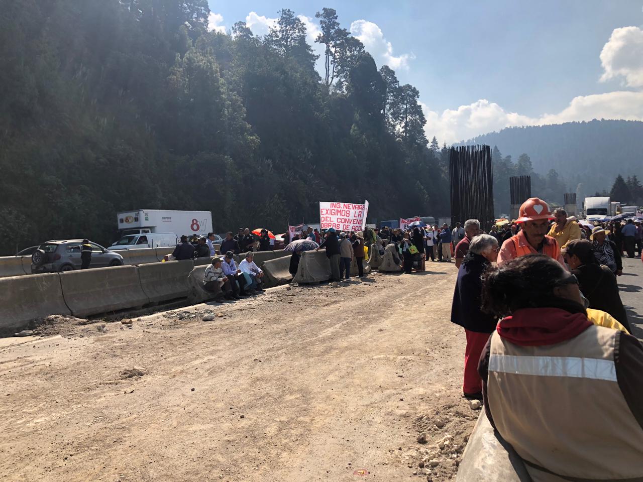Bloquean la carretera y la autopista México-Toluca por reclamo a SCT