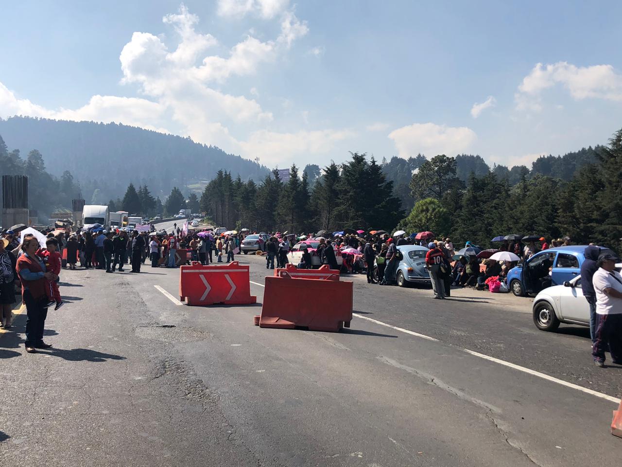 Bloquean carretera y autopista México-Toluca por reclamo a SCT