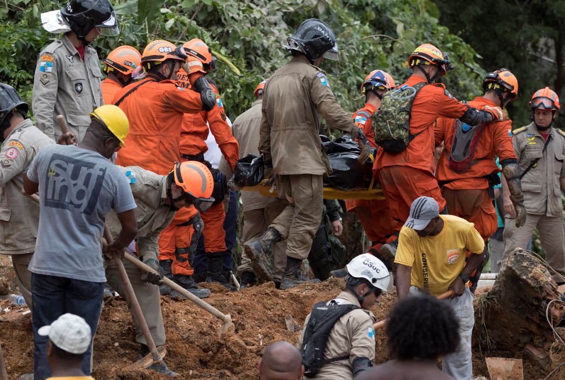 Sube a 14 muertos por deslizamiento de tierra en Brasil