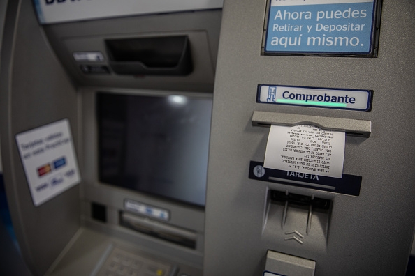 Por qué son tan altas las comisiones bancarias en México
