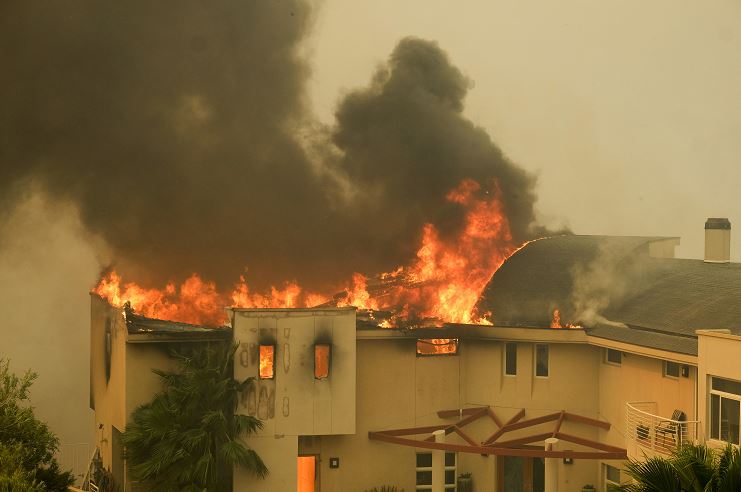 Reportan cinco fallecidos en incendio en California, EU