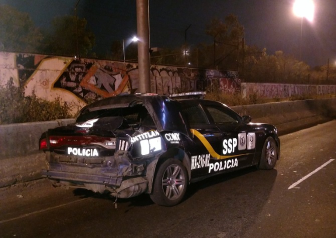 Camión cargado con hielo choca contra patrulla en calzada Zaragoza