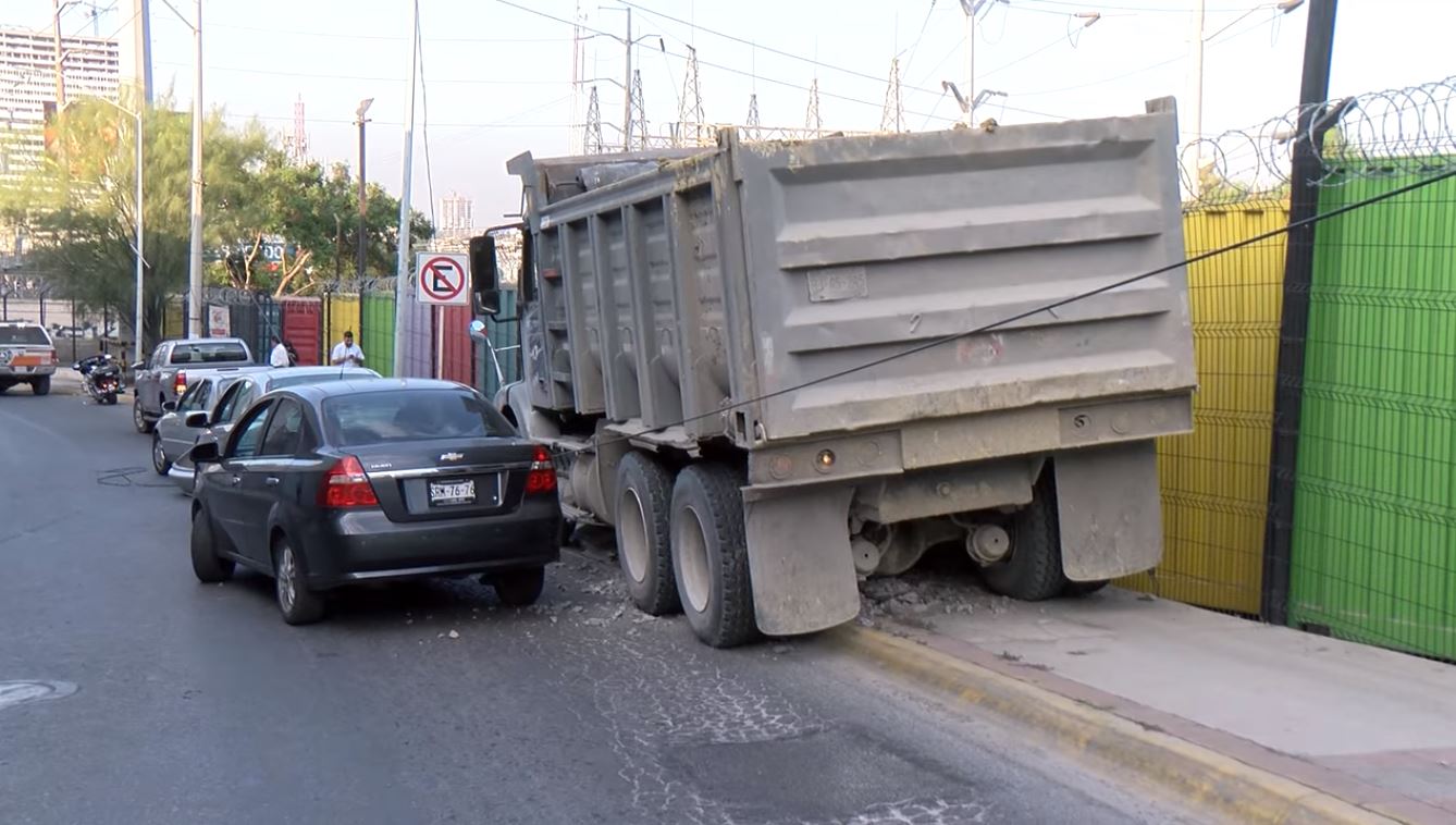 Camión impacta autos tras quedarse sin frenos en Monterrey