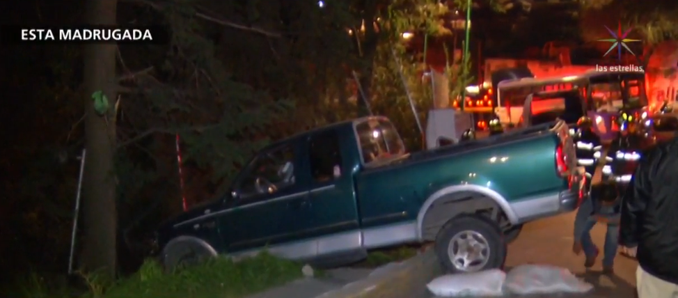 Una camioneta estuvo a punto de caer sobre una casa en la alcaldía Magdalena Contreras