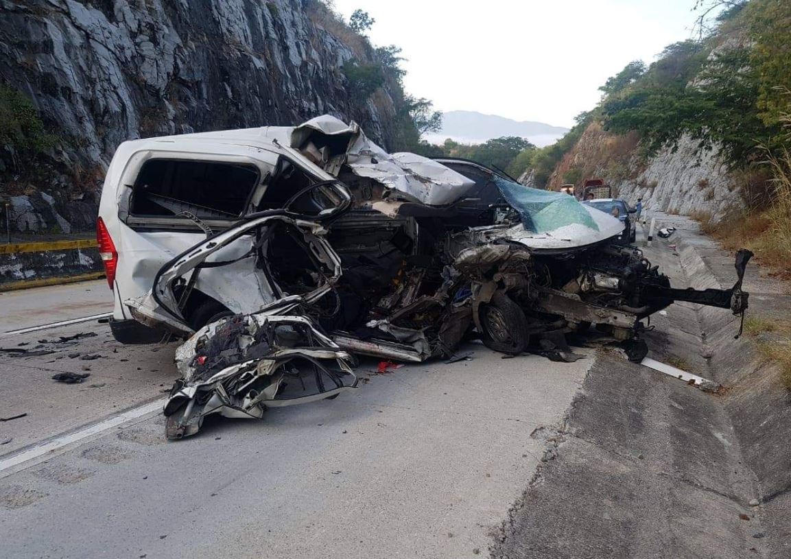 Choque de camioneta y tractocamión deja 5 muertos en Autopista del Sol