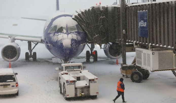 Cancelan más de mil vuelos por gran tormenta invernal en Estados Unidos