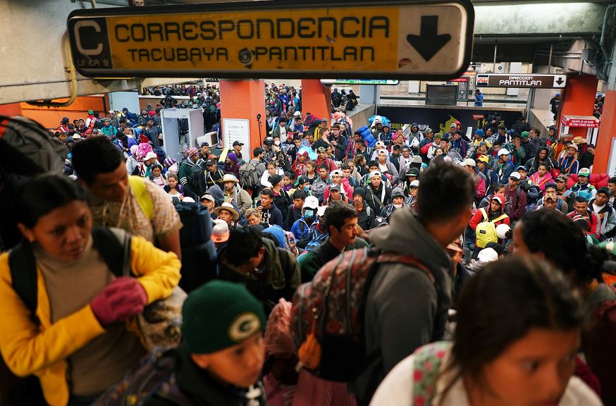 Metro transporta a casi 4 mil migrantes previo a su salida de CDMX