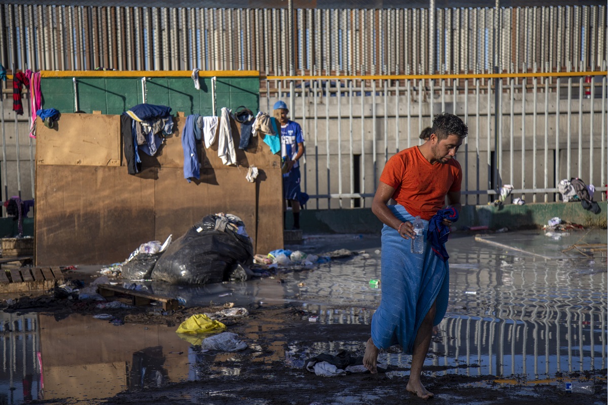 Caravana migrante provoca suspensión de clases en escuela de Tijuana