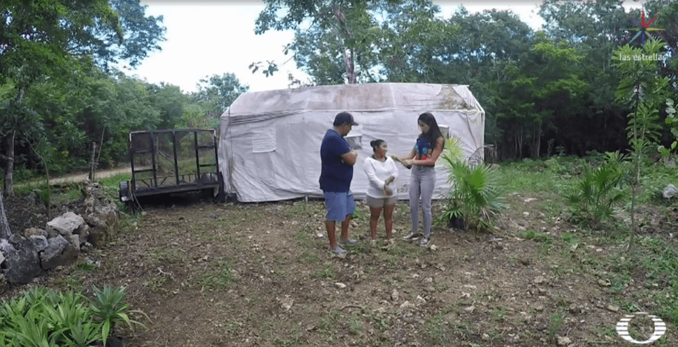 Señor sargazo hace casas de algas y ayuda a comunidad en Quintana Roo