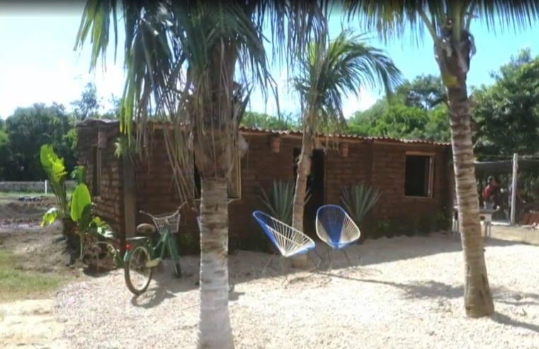 Señor sargazo hace casas de algas y ayuda a comunidad en Quintana Roo