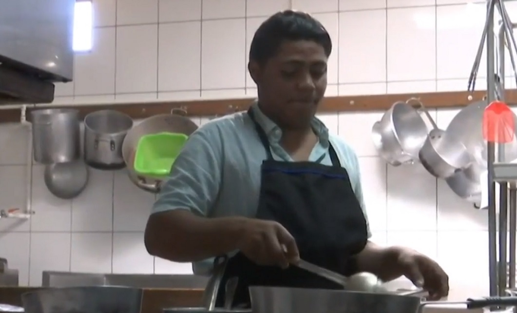 Migrantes centroamericanos ya trabajan en restaurante de Baja California