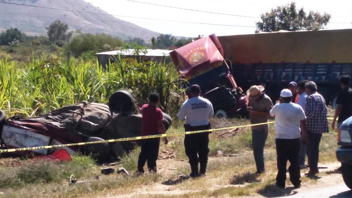 Choque entre tráiler y taxi deja cinco muertos en Oaxaca