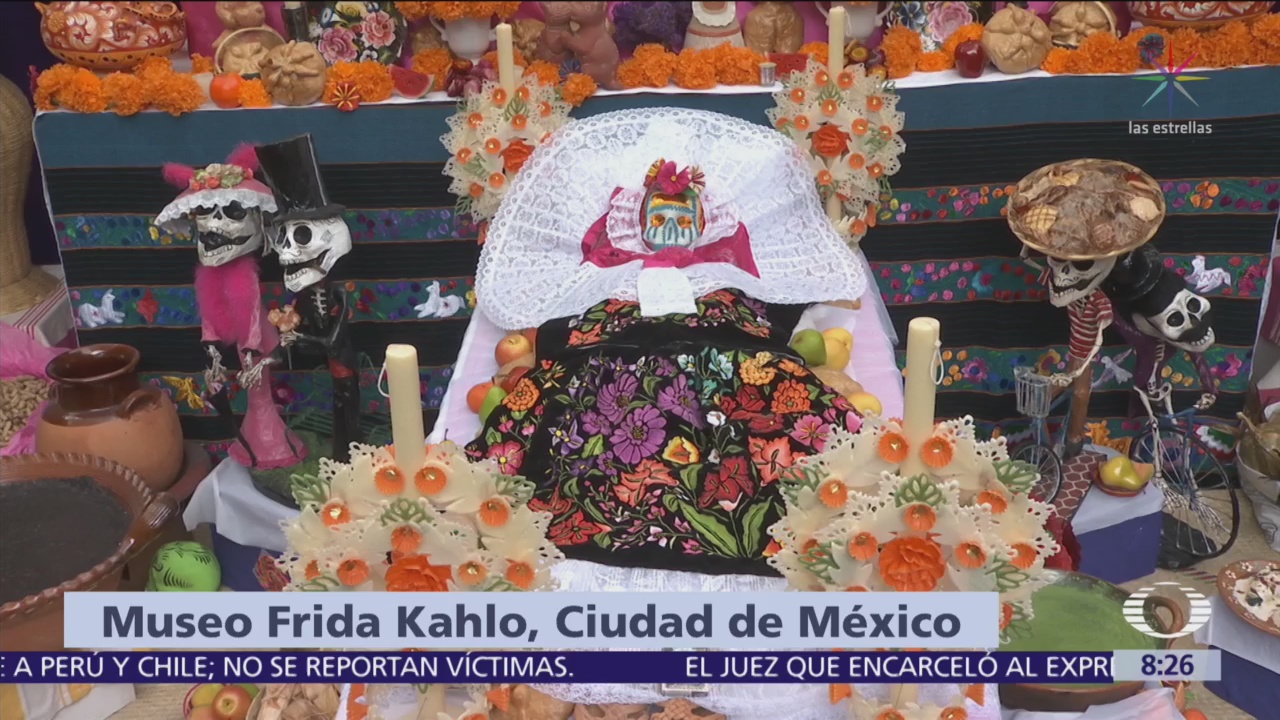 Colocan ofrenda en Museo Frida Kahlo, en Coyoacán