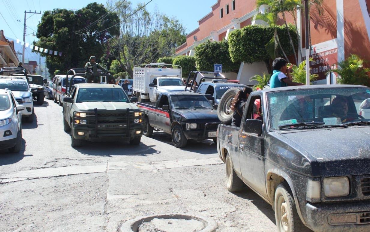 Detienen trayecto de caravana de desplazados por detonaciones de arma en Guerrero