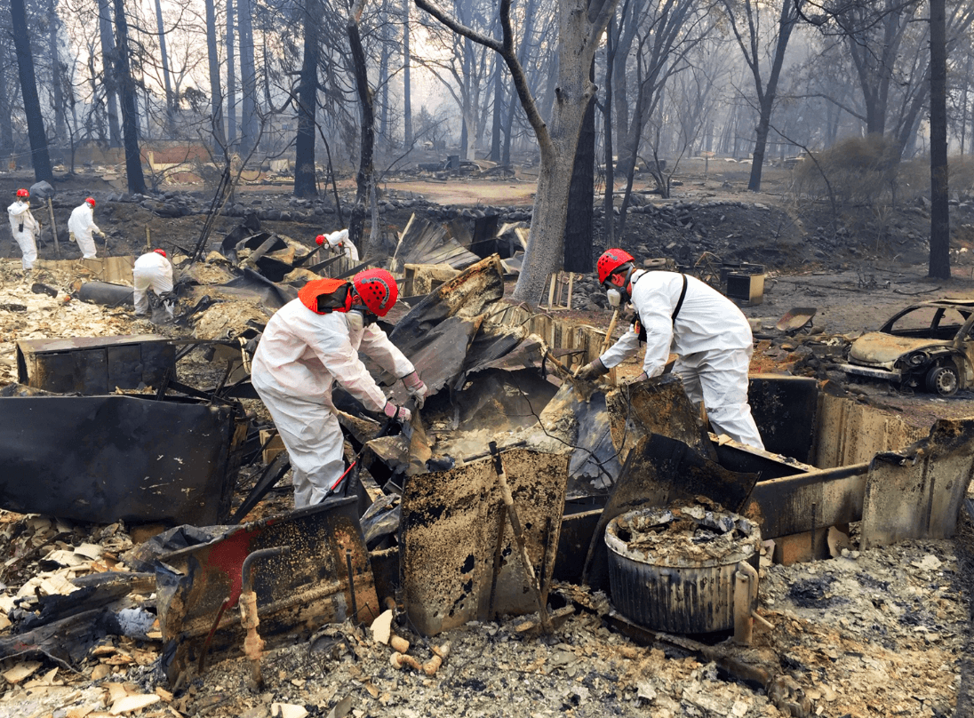 Continúan labores para contener incendio en California