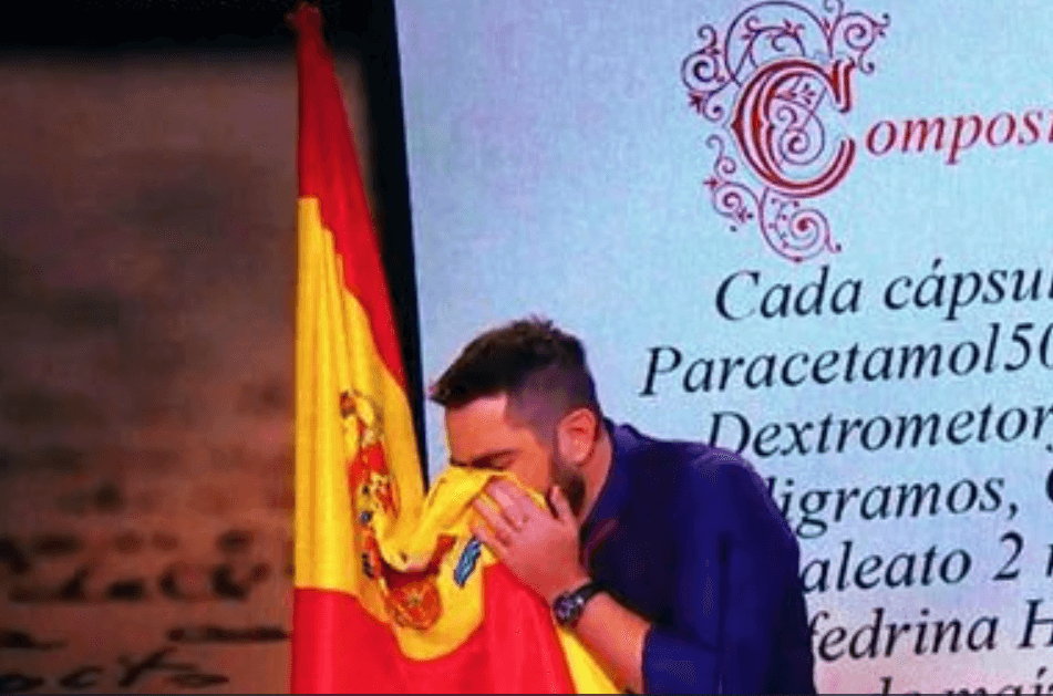 Humorista español comparece por sonarse con bandera