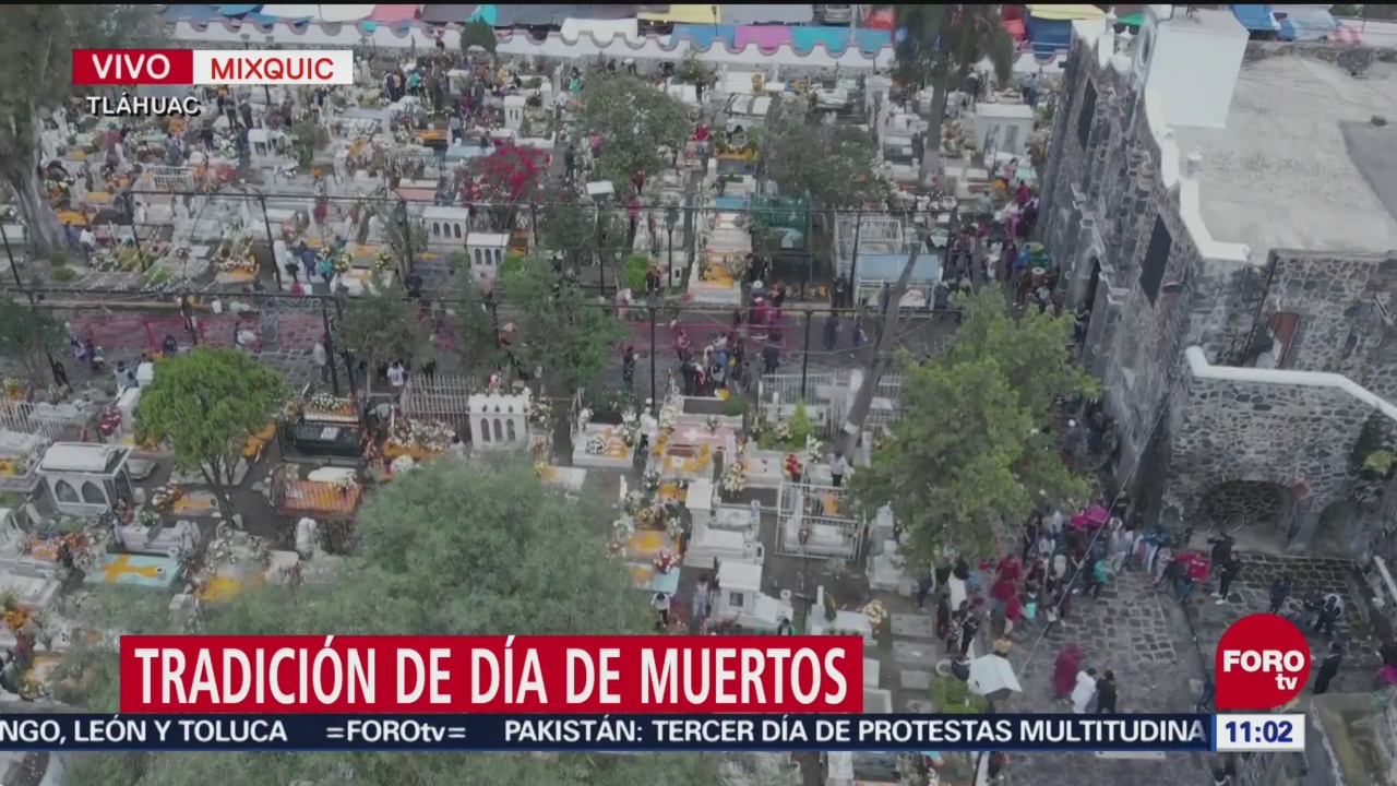 Decoran tumbas con flores en Mixquic por Día de Muertos