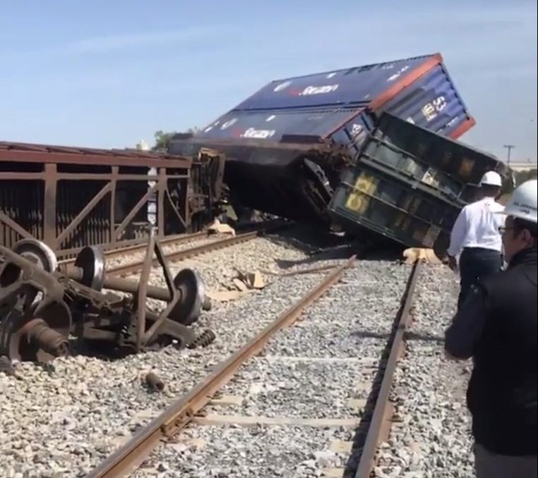 Descarrila tren en Escobedo, Nuevo León vuelcan contenedores